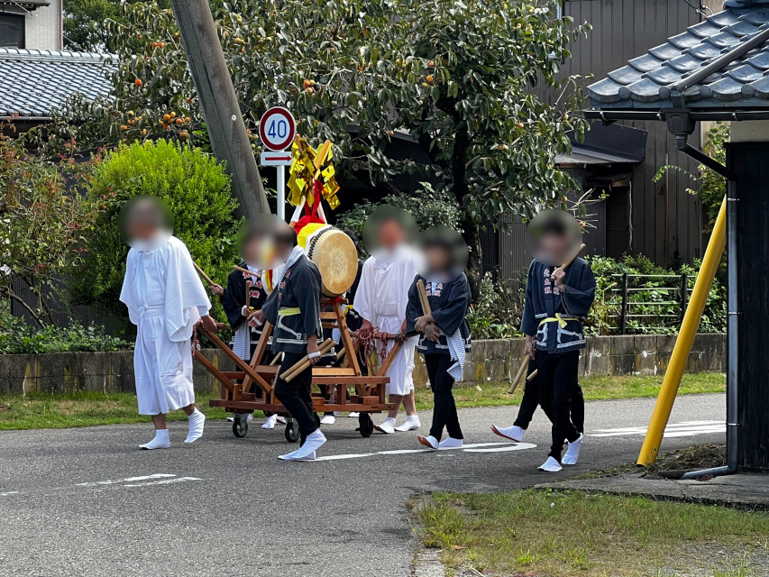 塩竃神社の秋祭り！先ず初めに。お祭り開催の太鼓が、集落内を練り歩きます。