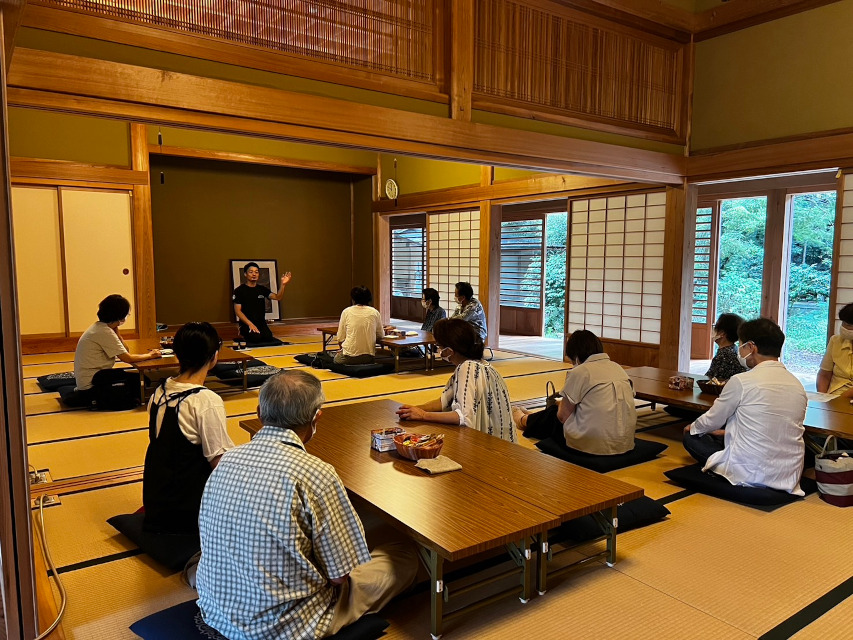 認知症カフェ、認知症に関連する専門家のお話のほか、地域で活躍される方々のお話しも伺えます　今回は「きのと饅頭」屋さんの久世様をお招きしての会です