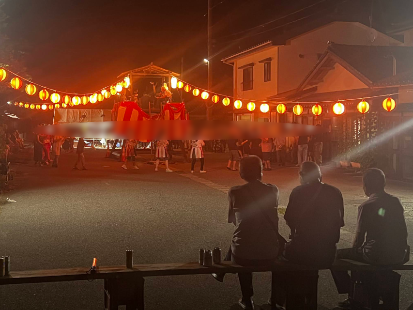 年々過疎化が進み、踊りの輪も小さく。　寂しい。