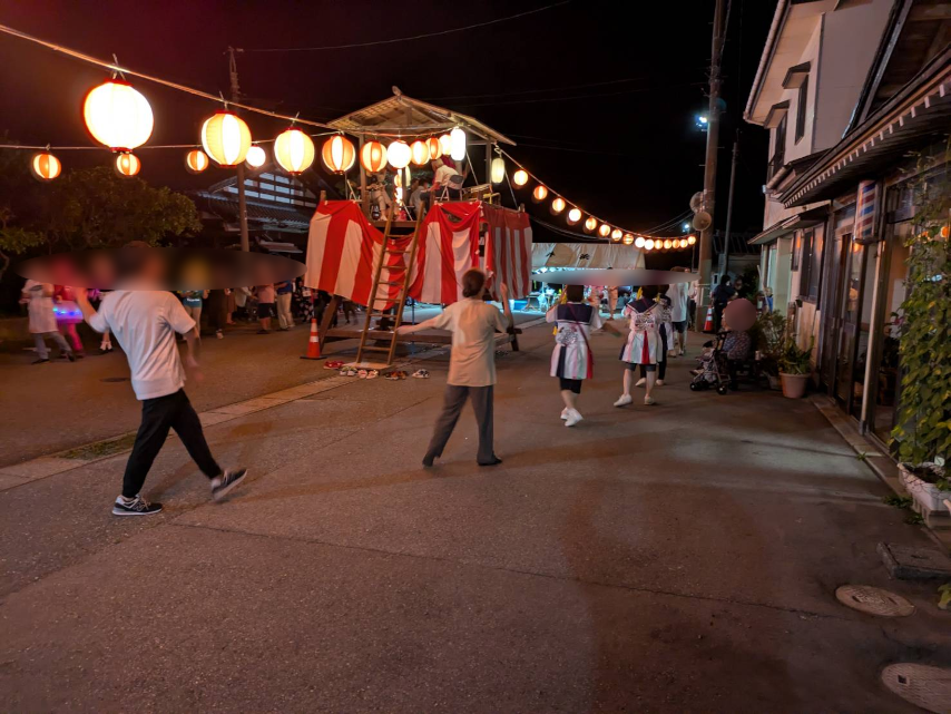 コロナ禍・台風接近と続き、本当に久しぶりの盆踊り。　参加者は思い思いに楽しんで。