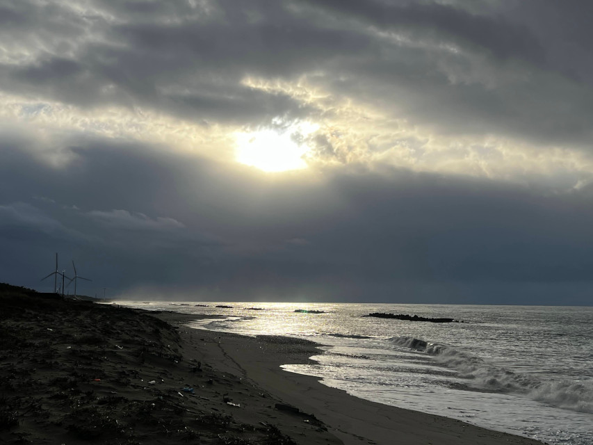 今日の日本海。日没間際の日差しです。