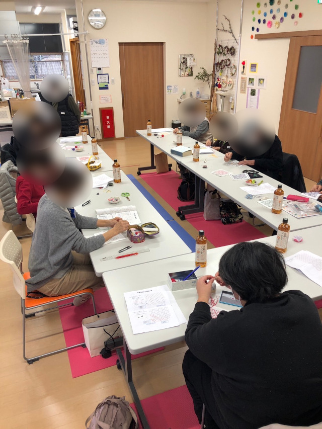 今年最後の「刺し子会」、そもそも手芸が好き・上手な方ばかり、手を動かしている時は集中モードです。